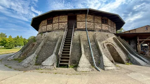 Ein Baustoff aus Erde und Feuer – das Stadtbad Lichtenberg als Kind der Ziegelindustrie