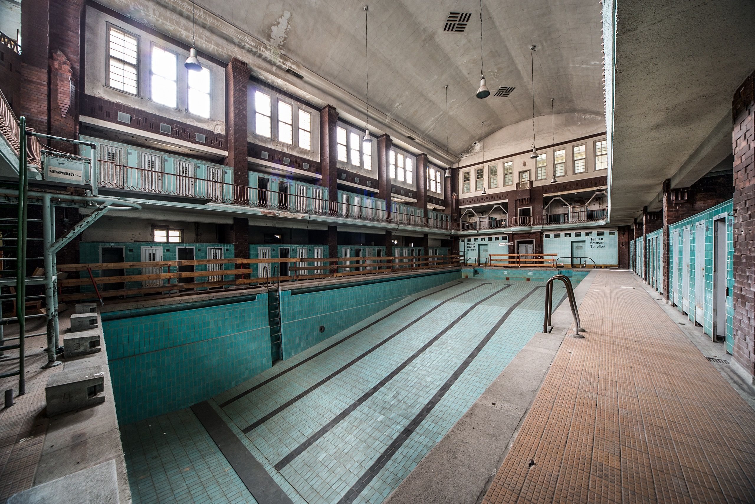 Blick in die große Schwimmhalle des Stadtbades Lichtenberg