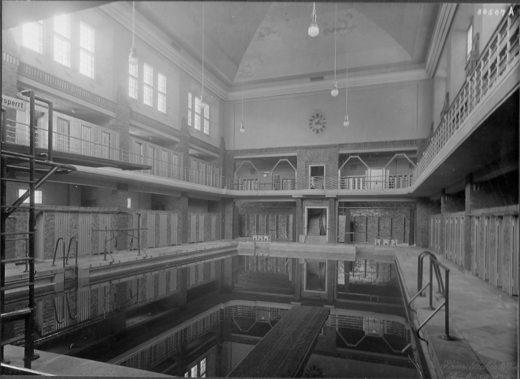 Frauenschwimmhalle – Historische Aufnahme