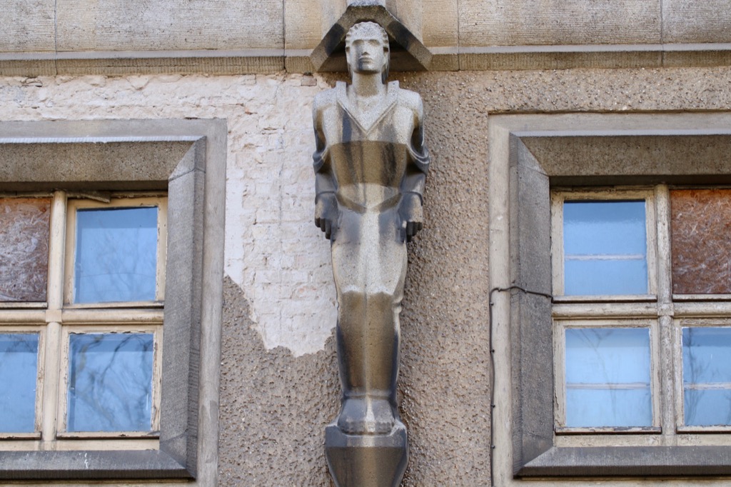 Eine der vier Springerfiguren von Ludwig Isenbeck