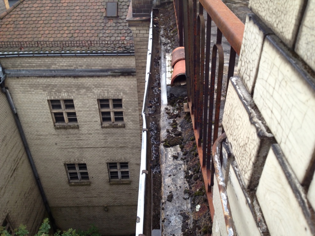 Dachrinnen und Abdeckbleche im defekten Zustand die viele Bauwerksschäden verursacht haben.